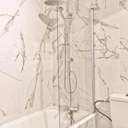 Spacieux Et Paisible 19eme - Ii 아파트