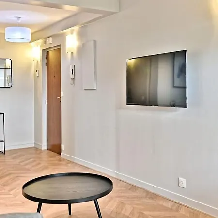 Spacieux Et Paisible 19eme - Ii 아파트